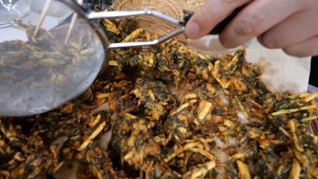 바구니에 준비되는 바삭한 고구마 튀김