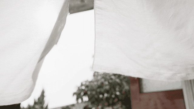 바람에 흔들리는 흰 시트