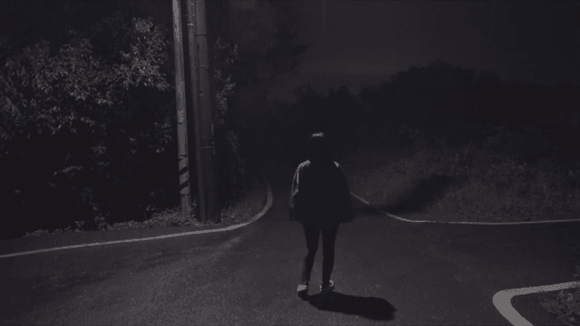 어두운 길을 혼자 걷는 사람