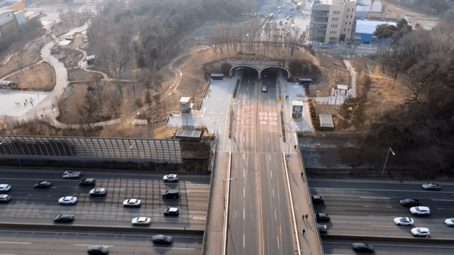 주변 공원이 있는 번잡한 고속도로