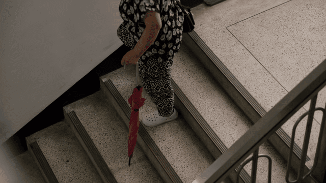 계단을 내려가는 노인 여성