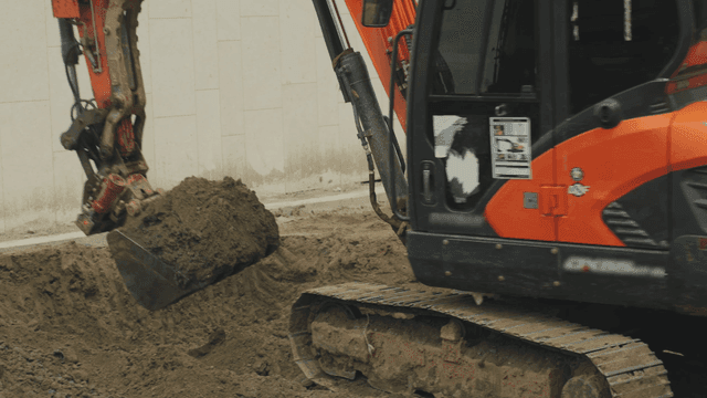 건설 현장에서 굴착기가 땅을 파는 모습