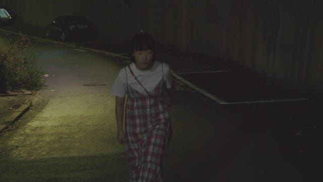 밤에 빈 거리를 혼자 걷는 젊은 여자