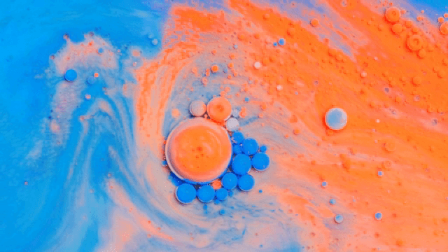 주황색과 파란색 액체가 혼합되는 추상적인 패턴