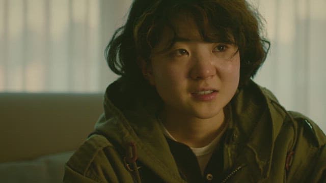 눈물을 글썽이며 애써 웃어보이는 여자