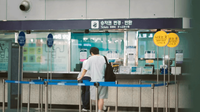 역에서 매표소에 있는 사람들