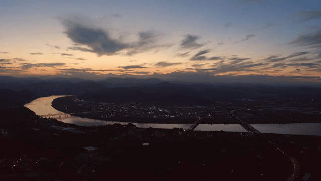 강이 보이는 마을의 황혼 풍경