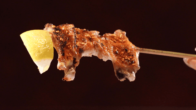 Grilled chicken wing skewers with lemon