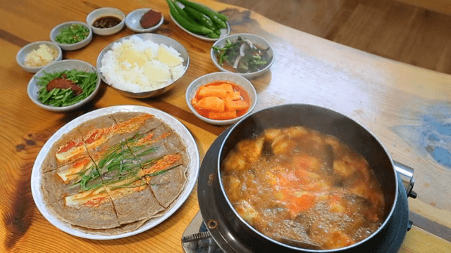 다양한 반찬이 포함된 꾹저구탕과 메밀전