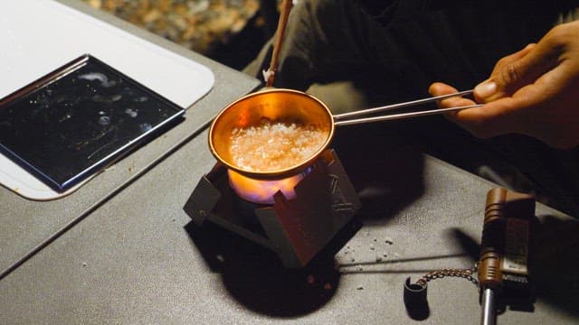 설탕을 녹여 달고나 만들기