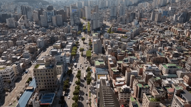 높은 건물이 있는 번화한 도시