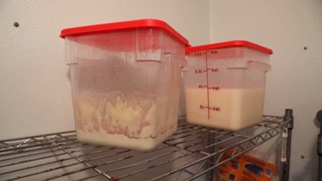 용기에 보관된 다양한 저장식품