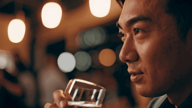 아늑한 바에서 위스키를 즐기는 남자