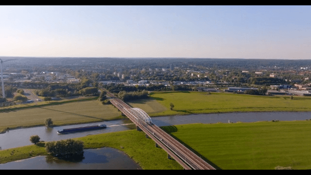 마을을 따라 흐르는 강 위의 다리