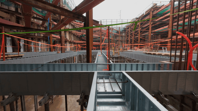 금속 빔과 비계가 있는 건설 현장