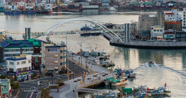 분주한 해안마을의 낮부터 밤까지의 풍경