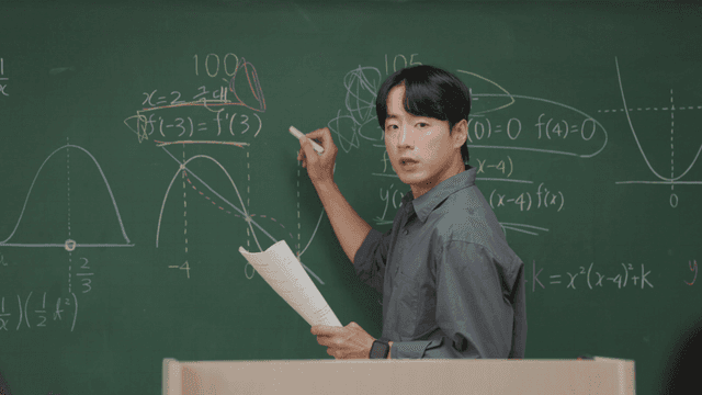 칠판에 수학을 설명하는 선생님
