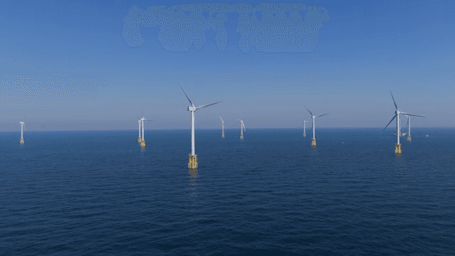 맑은 하늘 아래 바다의 풍력 터빈