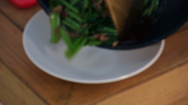 접시에 담기는 돼지고기 열무볶음