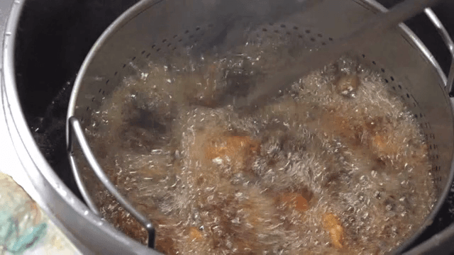 뜨거운 기름에 치킨 튀기기