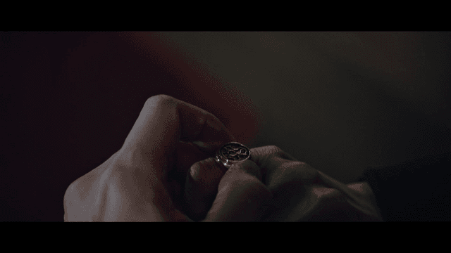 디자인이 있는 금반지를 빼내는 손