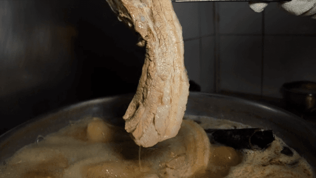 냄비에서 삶아지는 삼겹살