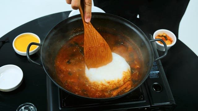 다 먹은 찌개와 맛있게 비벼지는 쌀밥