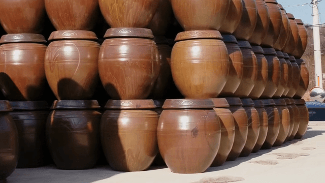 야외에 놓인 전통 한국 항아리