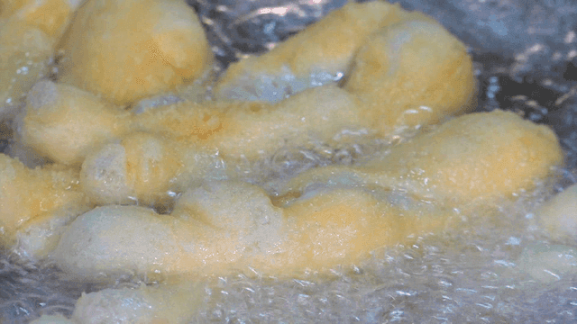 뜨거운 기름에 튀겨지는 꽈배기