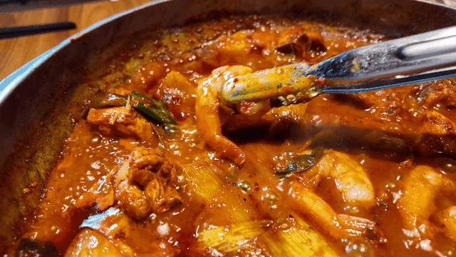 Tongs for removing shrimp from spicy shrimp jjagalchi