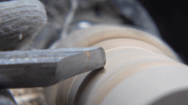 목재를 가공하는 과정의 근접 촬영