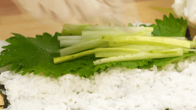 신선한 채소들로 준비되는 김밥