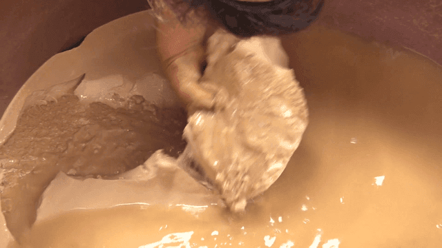 대야에서 퍼내는 도토리 녹말