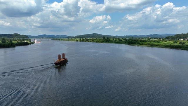 옛스러운 돛배가 있는 고요한 강