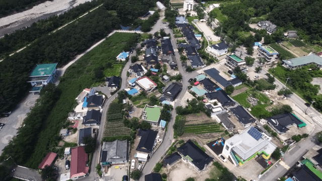 전통 가옥이 있는 시골 마을