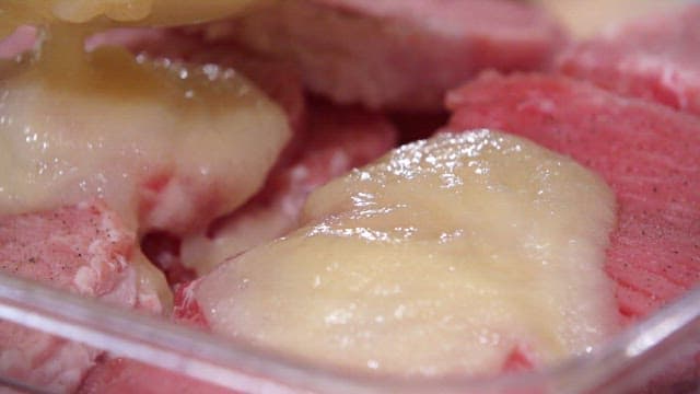 후추로 밑간이 된 돼지고기에 소스를 붓기