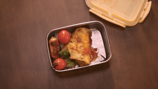 오믈렛과 채소가 담긴 도시락