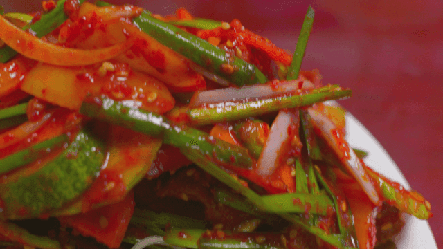 매콤한 골뱅이 무침과 소면 한 접시