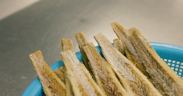 파란 바구니에 담긴 건어물