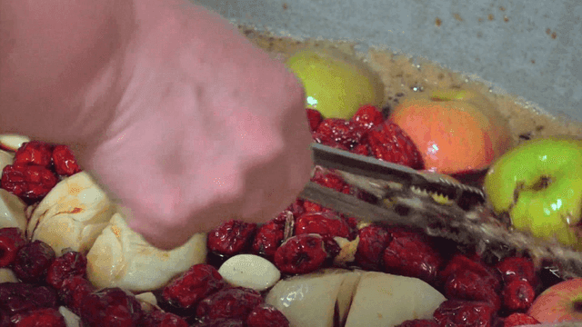 Boiling soy sauce with apples and medicinal ingredients in pot