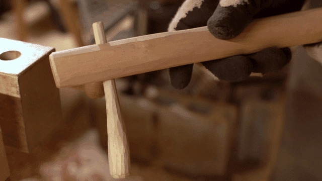 손으로 조립되는 나무 부품