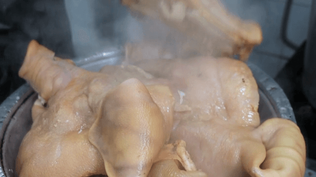 김이 나는 냄비에서 족발 삶기