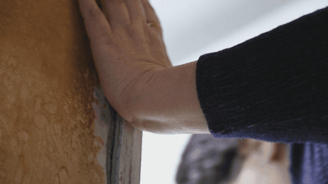 낡은 벽지 방 불을 켜고 들어가는 사람 