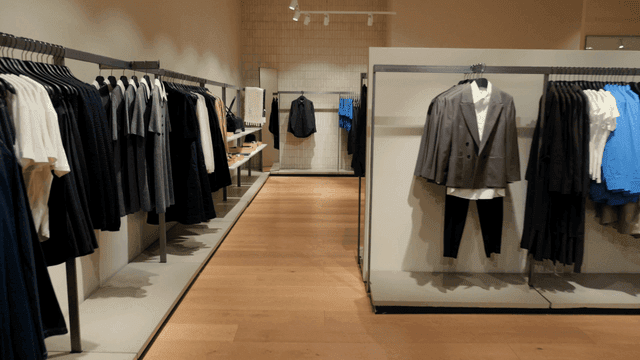 현대적인 의류 매장 내부