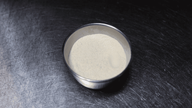 흰 밀가루가 담긴 금속 종지