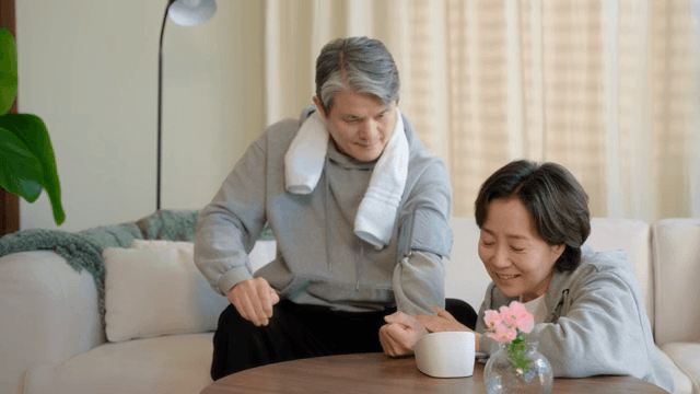 노부부가 혈압을 측정하는 모습