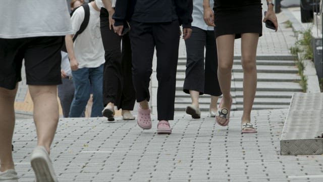 인도 보도블록을 걷는 도시의 통근자들