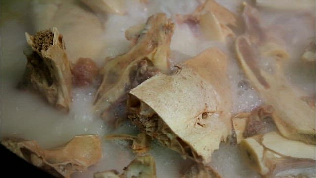 푹 고아지고 있는 돼지 갈비