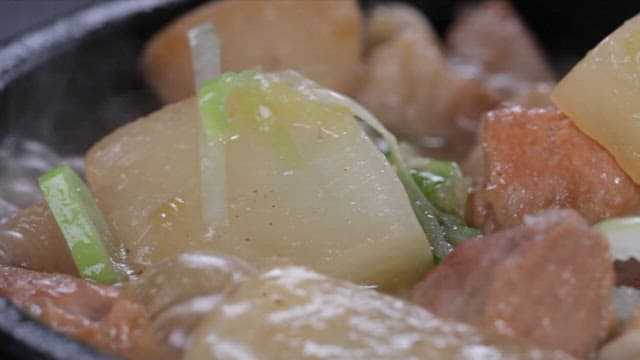 냄비에서 끓고 있는 돼지고기 뭇국 한 숟가락