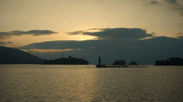 등대가 있는 고요한 바다의 일몰